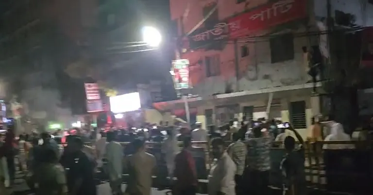 জাতীয় পার্টির কেন্দ্রীয় কার্যালয়ের সামনে